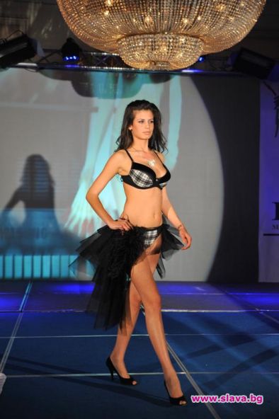 Подгласничка на Мис България дефилира по бельо