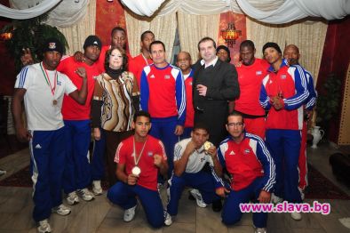 Кубински боксьори на парти в София