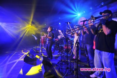Frankie Morales гост солист в албума на Tumbaito