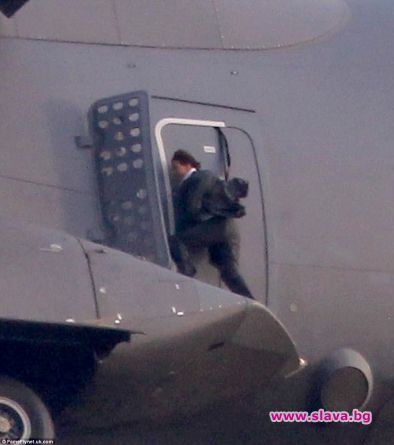 Том Круз виси от самолет