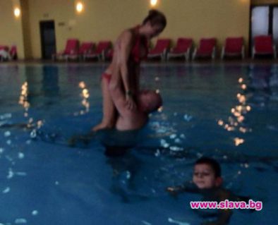 Венета Райкова вири крака в басейн за ЧНГ