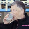 Бил Гейтс опита вода, добита от човешки екскременти