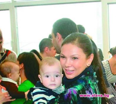 Юлияна Дончева показа бебето Станислав