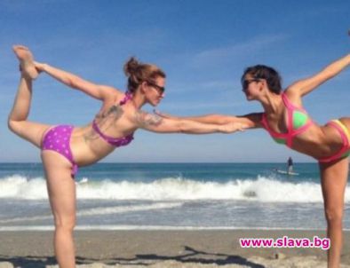 Нина Добрев прави йога на брега
