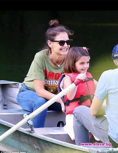 Дъщерята на Том Круз на разходка с лодка