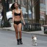 Емили Ратайковски разхожда куче по бельо