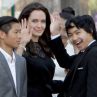 Джоли с децата на кино в Камбоджа
