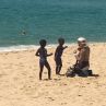 Мадона на плаж с близначките в Португалия 