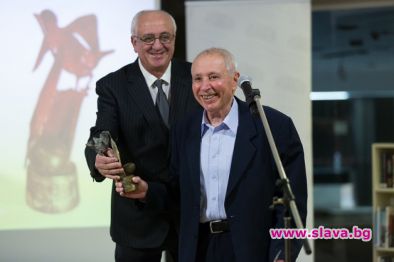 Владимир Попов е носител на наградата Перото