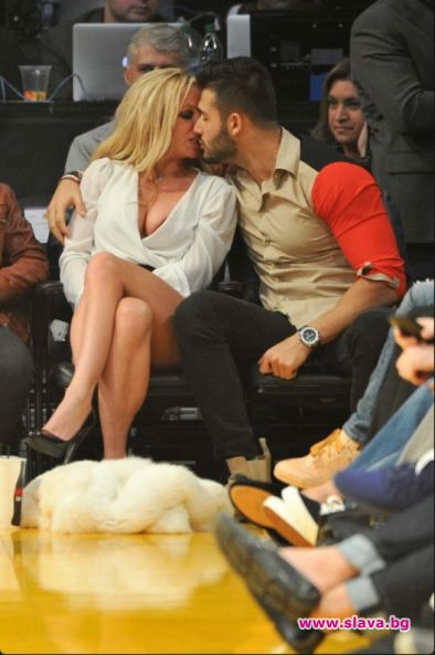 Бритни се целува с младото си гадже на баскетболен мач