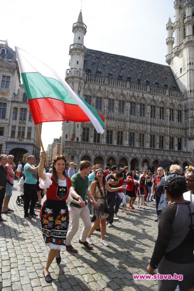 Хиляди българи и чужденци се хванаха за ръце на Голямото хоро в Брюксел