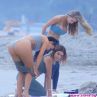 Ким Кардашиян прави йога на плажа