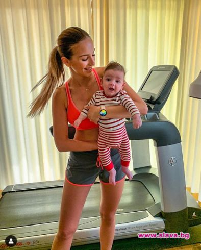 Алекс Петканова тренира с бебето