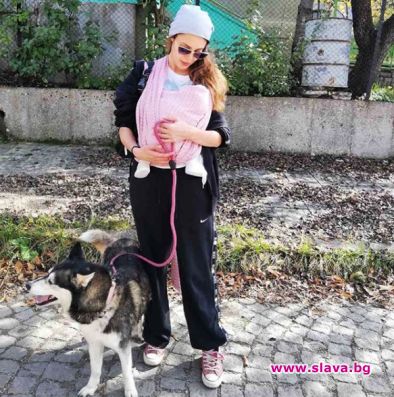Евелин Костова на разходка с бебето 