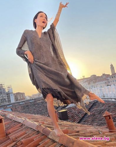 Джоли позира боса върху покривите на Италия