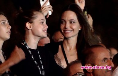 16-годишната Шайло Джоли-Пит с майка си Анджелина Джоли на концерт на Maneskin 