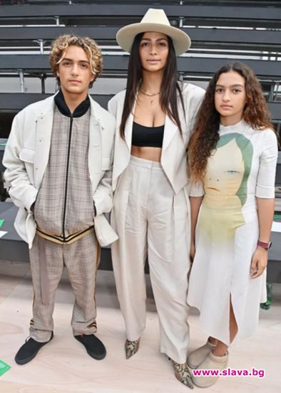 Децата на Матю Макконъхи и Камила Алвес се появиха на Седмицата на модата в Париж