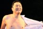 Южнокорейският рапър PSY се съблече 