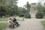 Цветя затрупват Докторския паметник