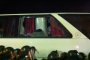 Полицаи счупили стъклото на белия автобус