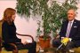 Световен президент застана пред микрофона на Нина Хамилтън