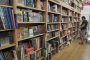 Баба и внуче преджобват клиенти на книжарници