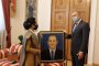 Посланичка подари рисуван от нея портрет на президента