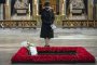   Кралицата се появи за първи път с маска
