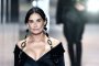 Деми Мур с неузнаваемо лице на ревю на Fendi