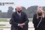  Байдън си провери часовника, докато посреща убитите US военни в Кабул (Видео)