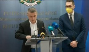 Енергийният министър Александър Николов на извънреден брифинг.
