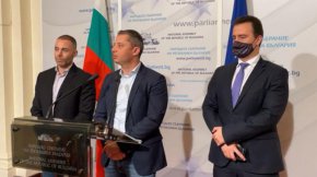 Болници, църкви, джамии, общини, старчески домове, детски градини, училища и други изнемогват, заяви Д. Добрев