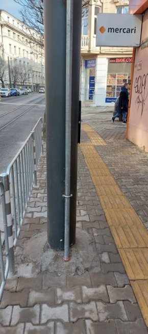 Купчинки от бетон застопоряват стълбовете