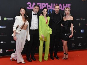 По червения килим в холивудски стил преминаха Александър Кадиев, Орлин Павлов, Николай Мутафчиев, Йоанна Темелкова, Евелин Костова, Райна 