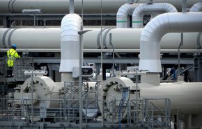 Двете тръби са запълнени със синьо гориво и чакаха да бъдат „отпушени”