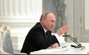 
По-рано външният министър Лавров бе казал, че преговори са възможни само след отказ на украинската армия "прекрати съпротивление и сложи оръжие".