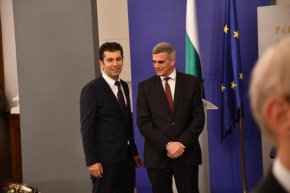 Украйна е поискала и ще получи от държави от ЕС изтребители, каквито украинските военни летци могат да използват