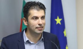 Премиерът Кирил Петков на извънредно свикано от него НС
