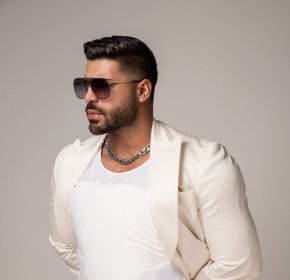 Хитовият изпълнител подписа продуцентско-мениджърски договор с музикалната компания