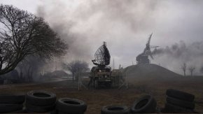 Дим се издига от база за противовъздушна отбрана след руски удар в Мариупол, Украйна, 24 февруари 2022 г.