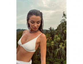  

От снимките й в Инстаграм се вижда как актрисата се вози из населеното място със сина си