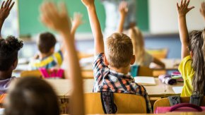 
Като основна причина за закриването на училища министърът посочи демографските промени