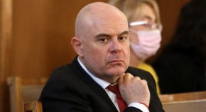 В писмо до ВСС Иван Гешев определя искането на министъра на правосъдието Надежда Йорданова като юридически несъстоятелно