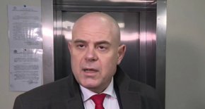 Правосъдният министър пък заяви, че е готова да внесе още едно предложение за предсрочно прекратяване на мандата на главния прокурор, ако сегашното бъде отхвърлен