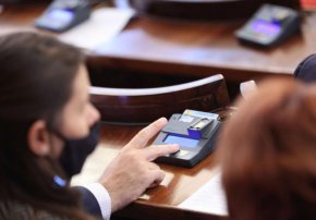 Депутатите отхвърлиха предложението на ГЕРБ за въвеждане на компенсаторен механизъм в пълен размер за общините, вероизповеданията и образованието заради скъпия ток