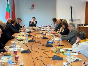 Още по – шокиращото е обаче, че сутринта пред всеки висш партиец е сложена чаша уиски, а пред някои, освен пепелници, има и цигари