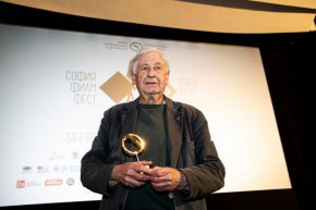 След нея бе излъчен дигитално мастерираният филм на Тони Палмър Англия, моя Англия