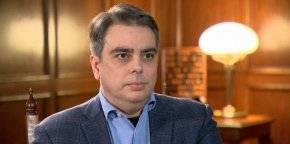 В предварително записано интервю Василев прогнозира, че макрорамката на бюджета ще бъде променена в средата на годината