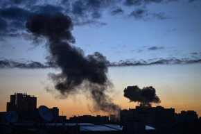 Дим се издига след експлозия в Киев, Украйна, след като бе съобщено, че няколко взрива са разтърсили града рано сутринта на 16 март.