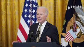 Говорителят на Кремъл Дмитрий Песков заяви пред ТАСС, че Москва смята за "неприемлива и непростима подобна реторика от страна на държавния глава, чиито бомби убиха стотици хиляди хора по света".